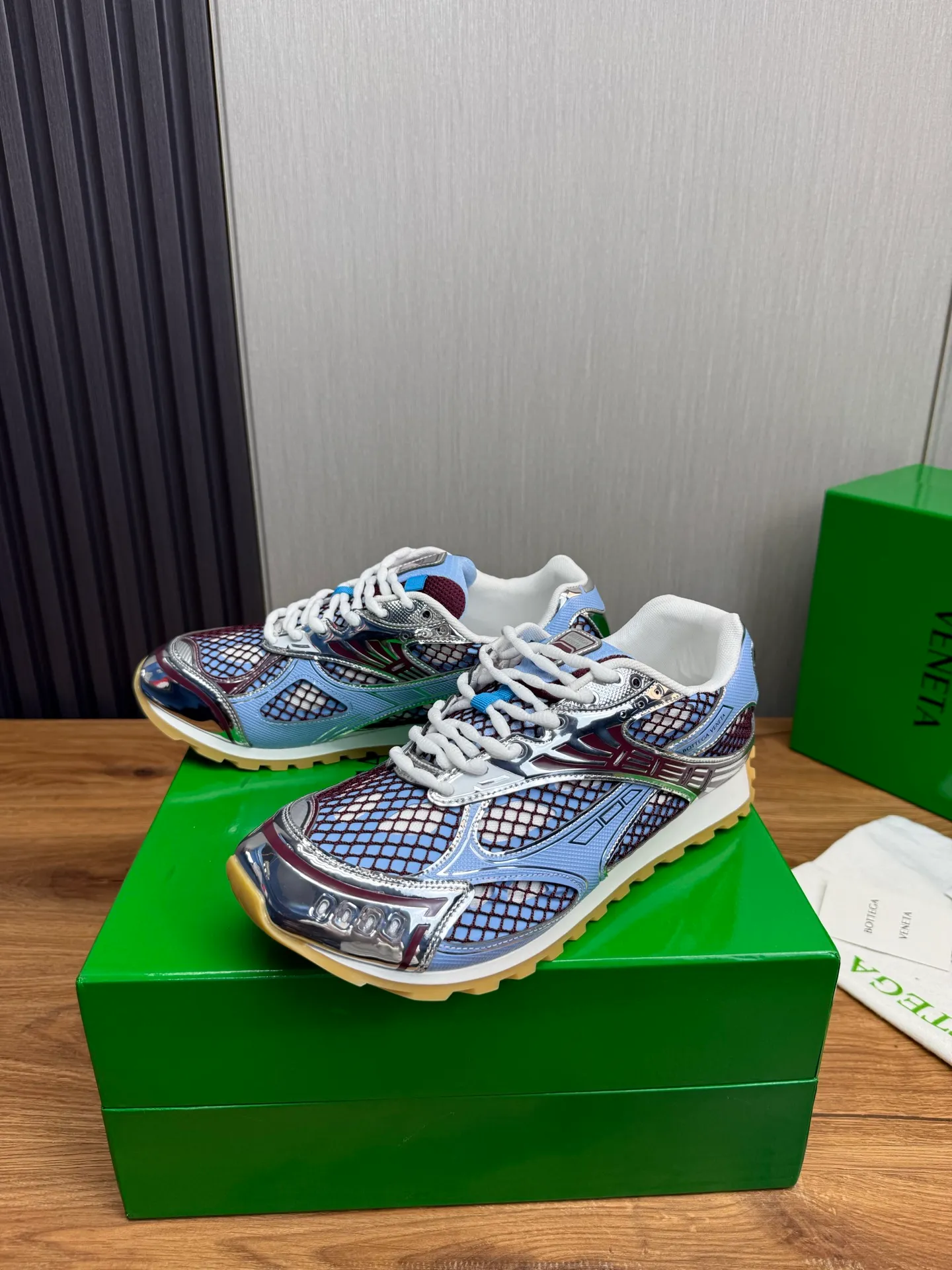 Men's men's shoes 💰620💰 BV top version 𝘽𝙊𝙏𝙏𝙀𝙂𝘼 𝙑𝙀𝙉𝙀𝙏𝘼 Orbit sneakers Wang Yibo same style couple style dad shoes 🩷💚 Runner sneakers, made of lightweight technical mesh fabric. Features a geometric patterned rubber outsole. Pay attention to the package craftsmanship ❕ High version shipping ❗️ Very nice, durable to play with and durable to make ✔️ Standard version 💯💯 The outsole is made of color-blocked TPU outsole. Women’s model 35-41 (40 41 customized) Men’s model 39-46 (45.46 customized) Equipped with original packaging